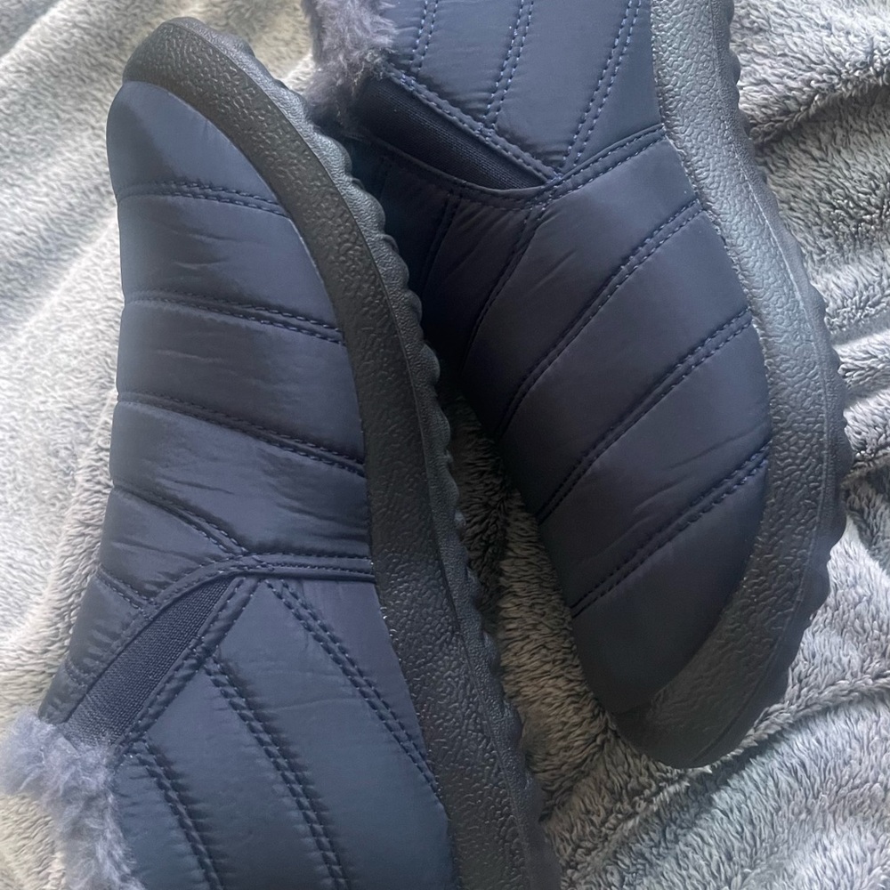 I am selling a brand new pair of snow/rain boots size 43 /10.5 us color is blue